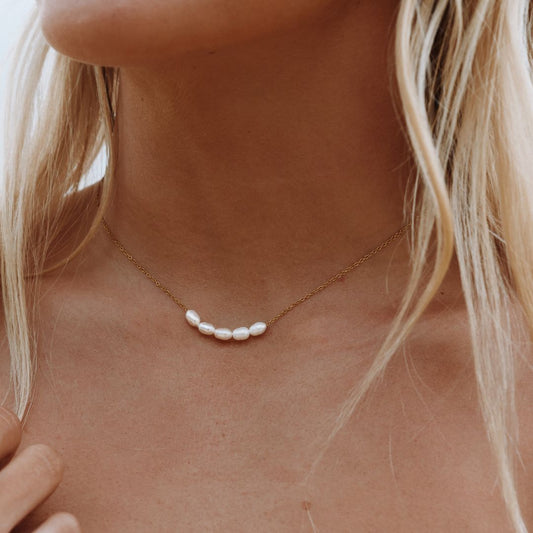 Delicado collar de perlas de agua dulce